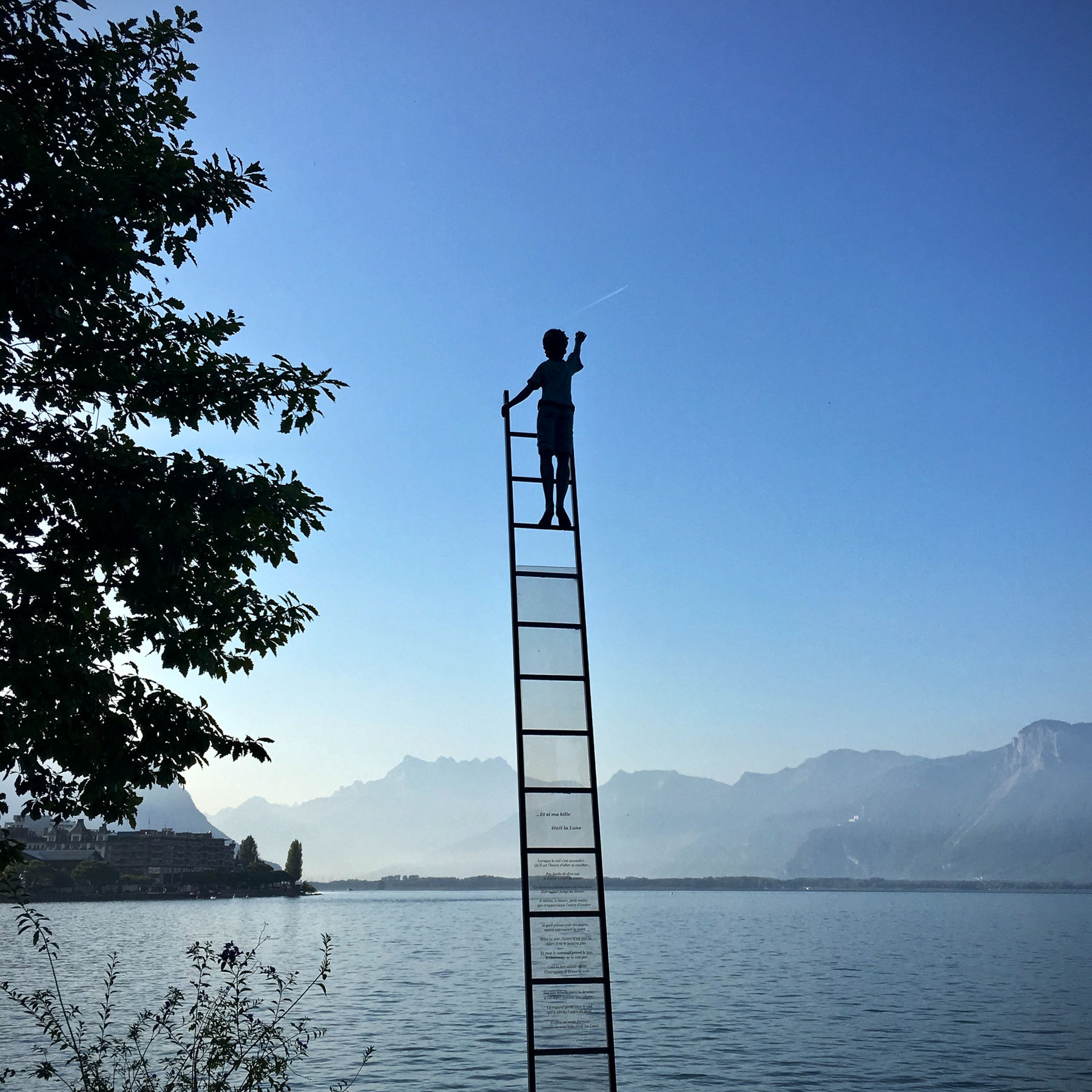 Niño subiendo escalera imaginaria en sueños.